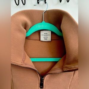 Price💧•Varley• Ramona half zip pullover in color Chanterelle, ribbed